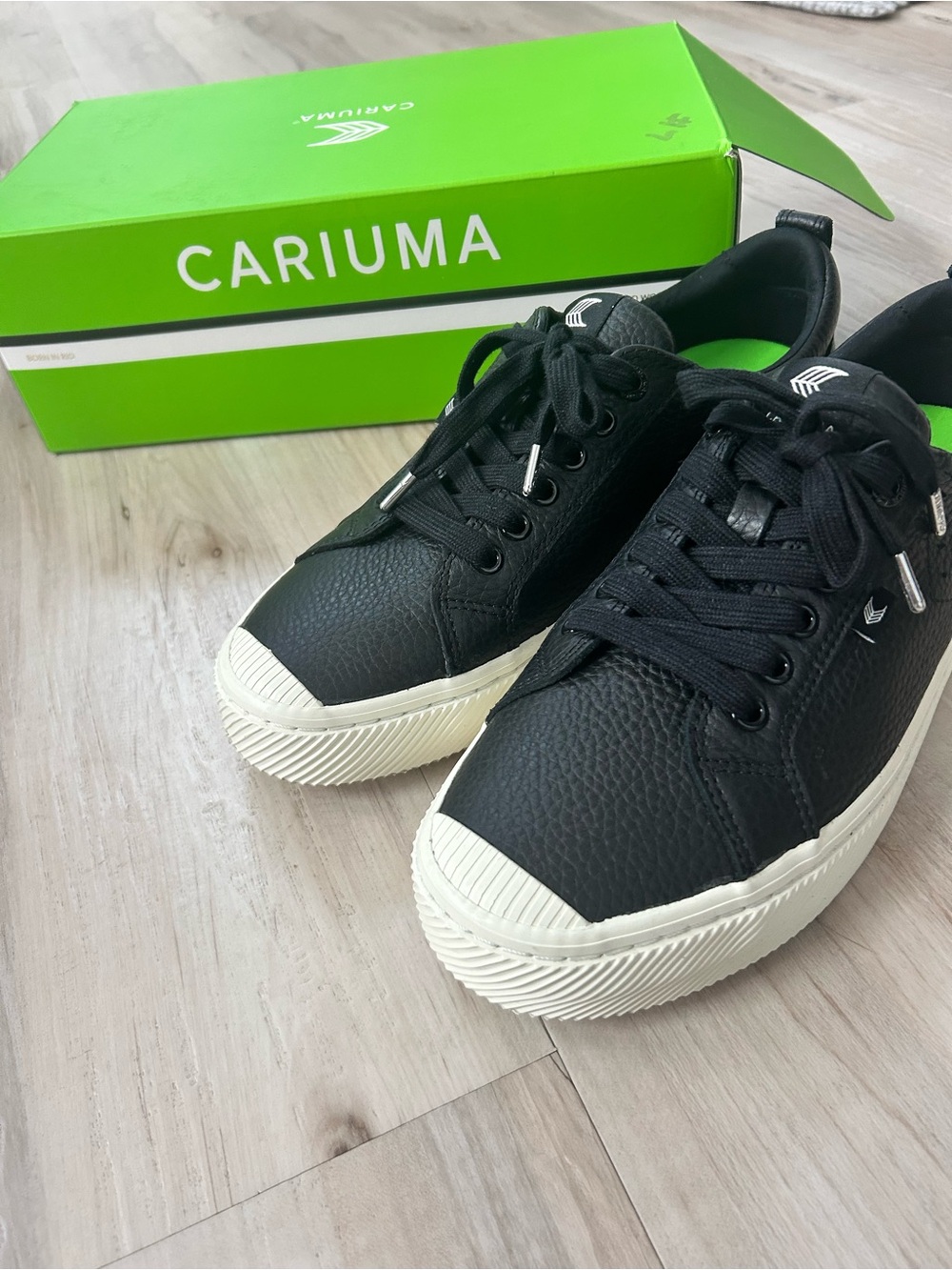 Cariuma Men’s Black Learher Low-Top Sneakers